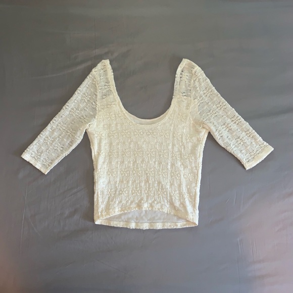 Hollister: Off The Shoulder Lace Croptop - Picture 3 of 4